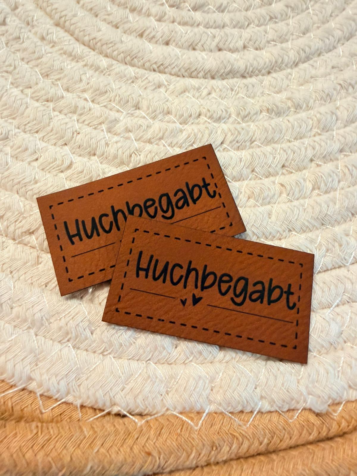 superweiches braunes Kunstlederlabel mit dem Spruch Huchbegabt
