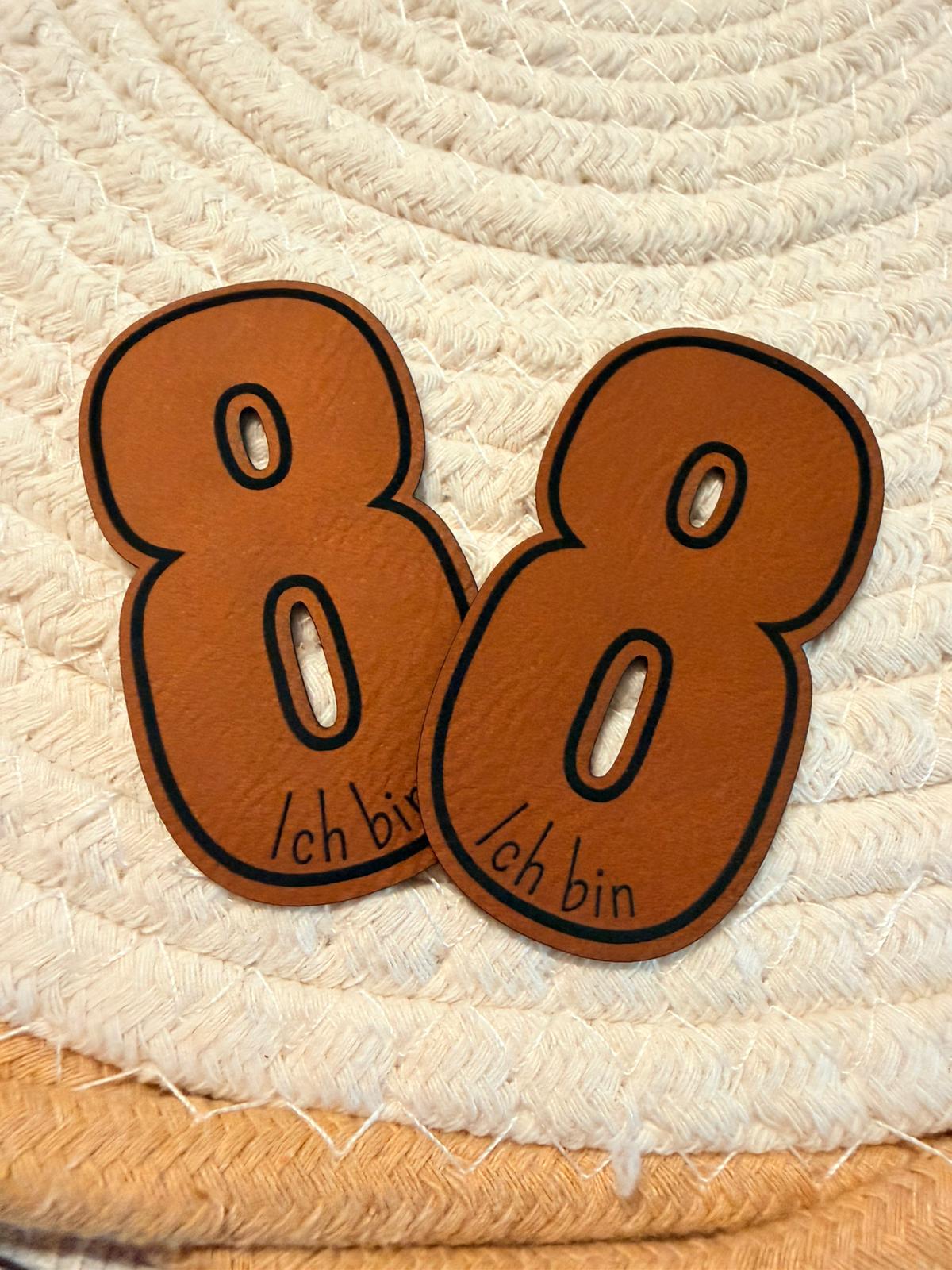 superweiches braunes Kontur Kunstlederlabel in Form einer Acht und dem Spruch Ich bin darin