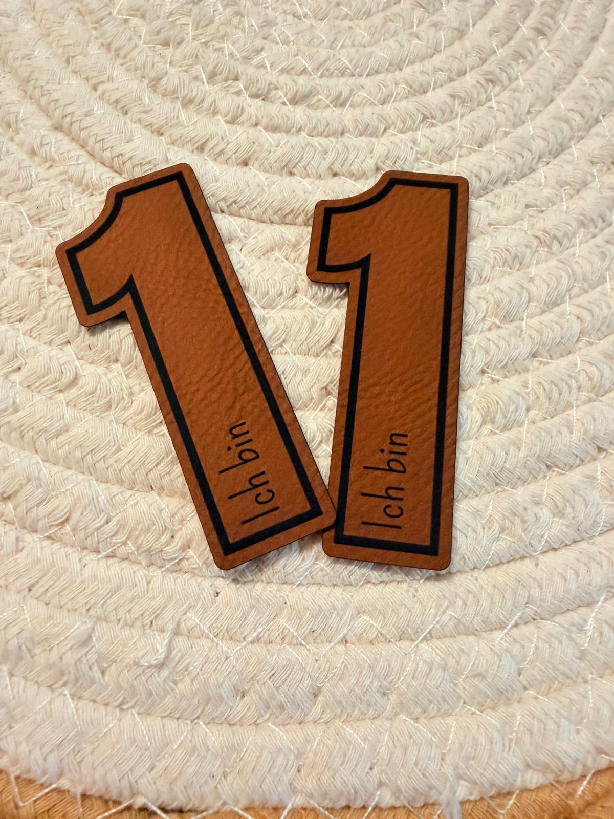 superweiches braunes Kontur Kunstlederlabel in Form einer Eins und dem Spruch Ich bin darin