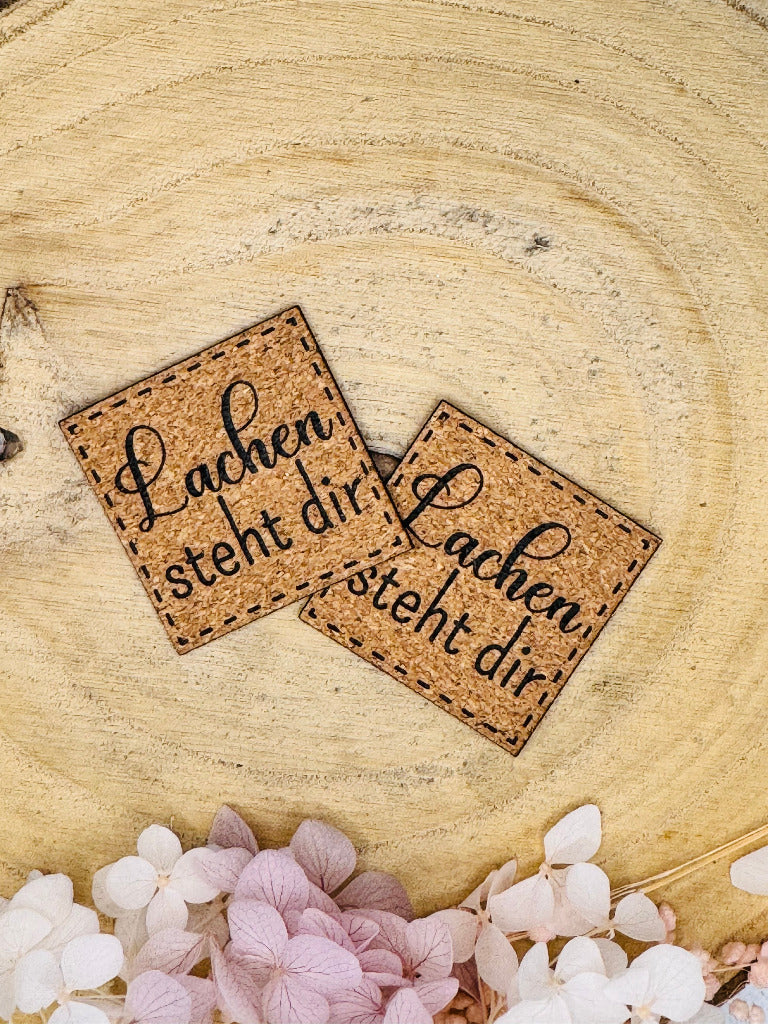 superweiches kunstlederlabel mit dem Spruch Lachen steht dir in Korkoptik