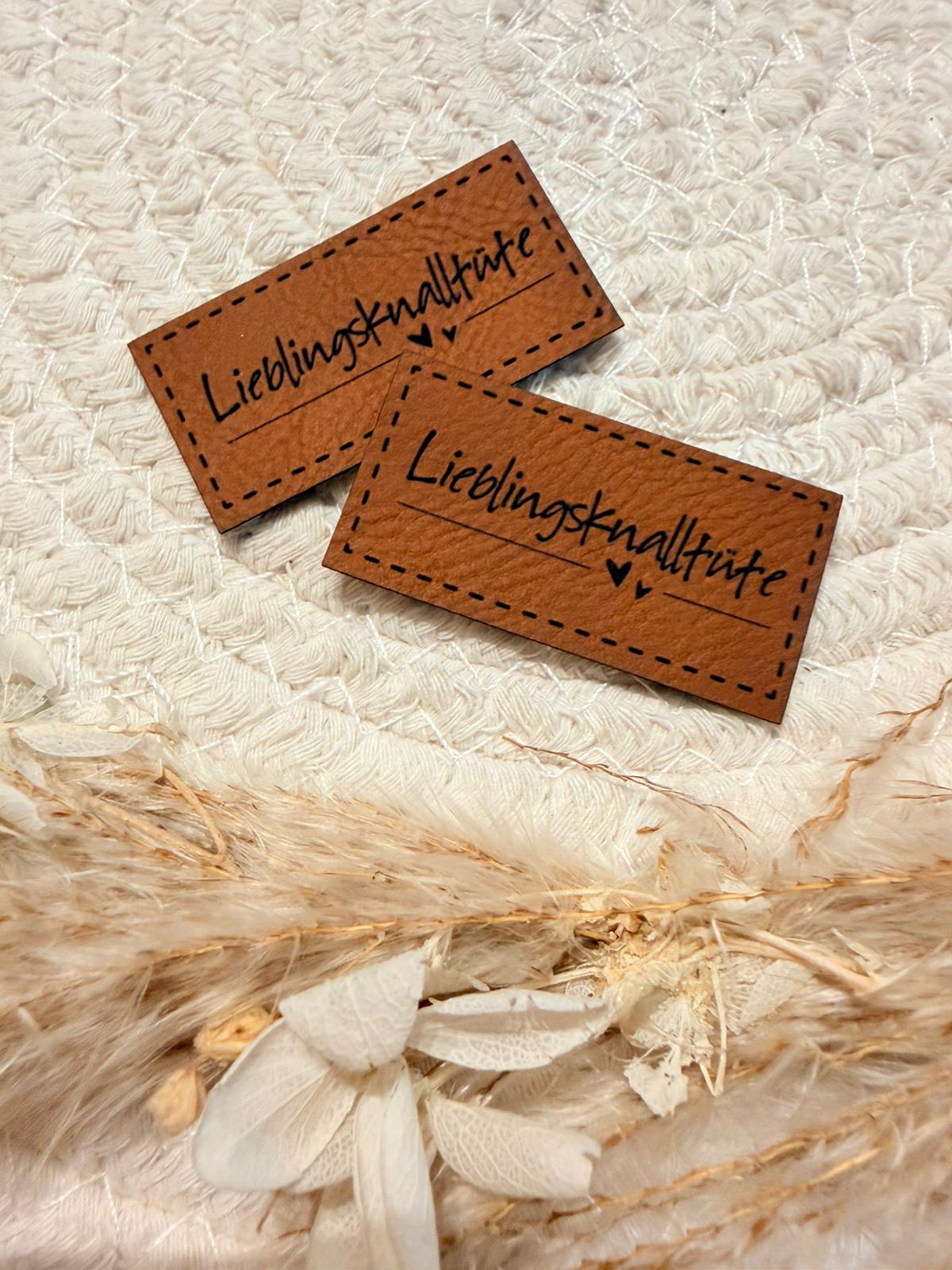 superweiches braunes Kunstlederlabel mit dem Spruch Lieblingsknalltüte
