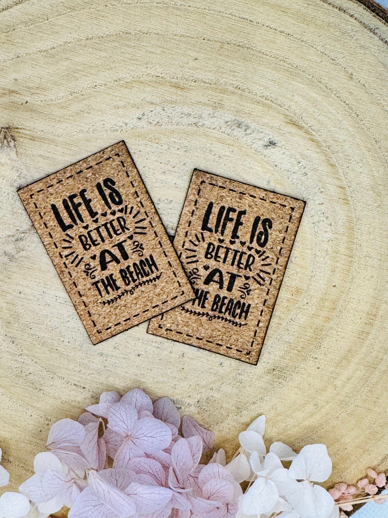 superweiches Kunstlederlabel in Kork Optik mit dem Spruch Life is better at the Beach