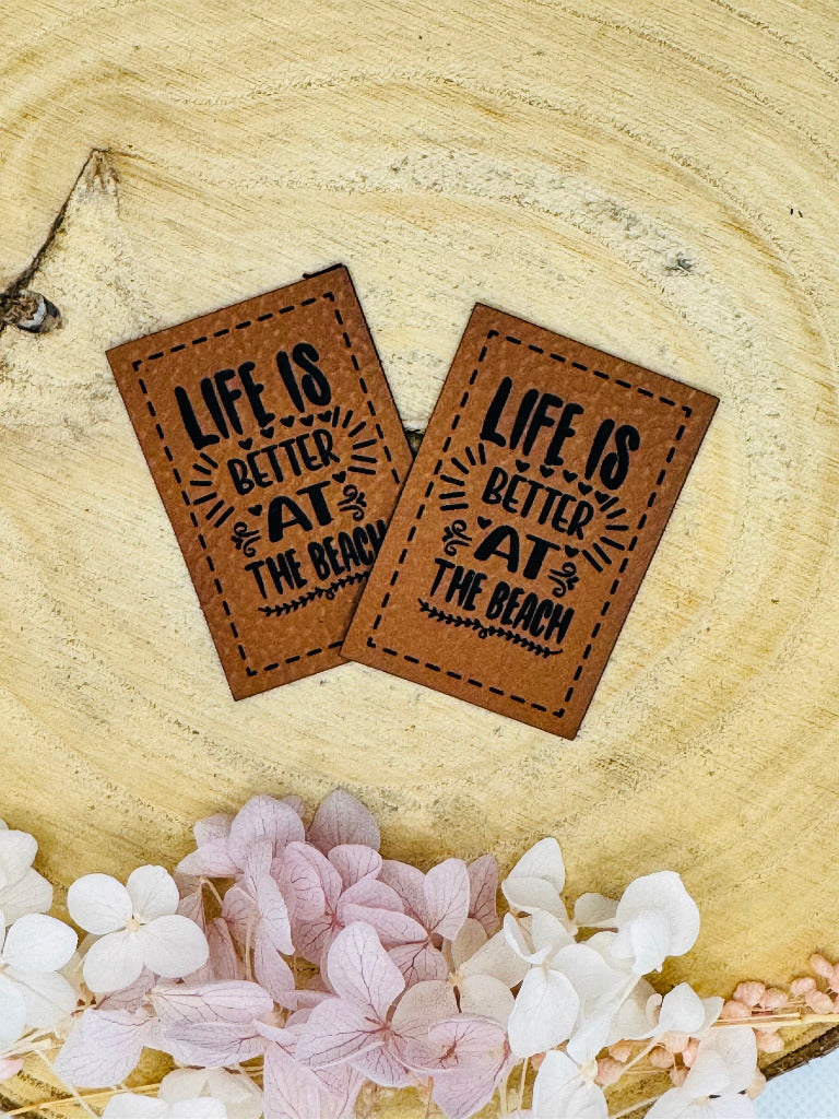 superweiches braunes Kunstlederlabel mit dem Spruch Life is better at the Beach