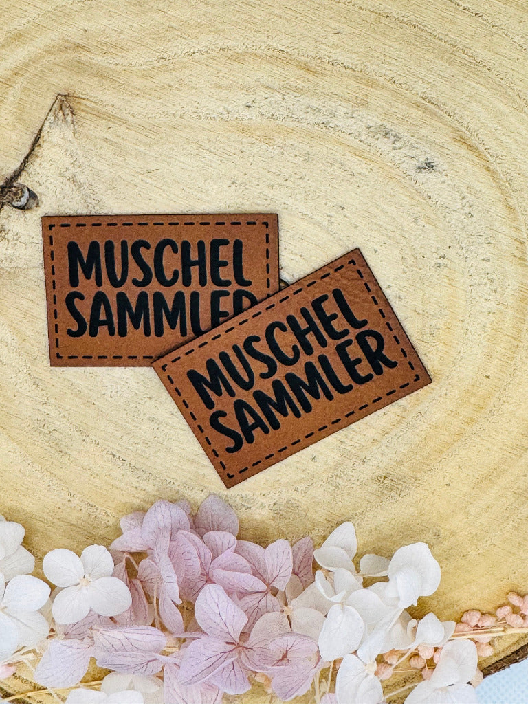 superweiches braunes Kunstlederlabel mit dem Spruch MuschelSammler