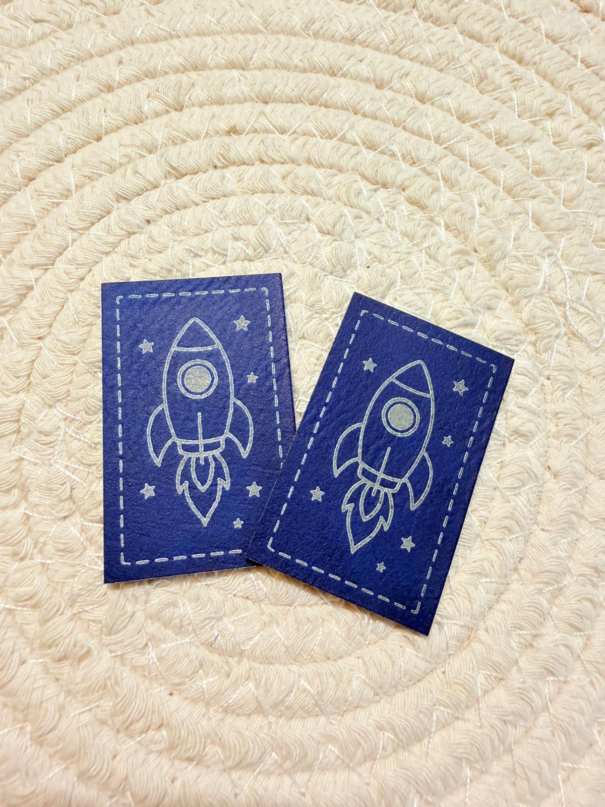 superweiches blaues Kunstlederlabel mit einer startenden Rakete in blau