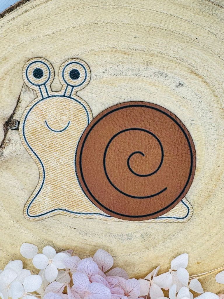 superweiches zweiteiliges Kunstlederlabel in Form einer Schnecke mit Gehäuse braun