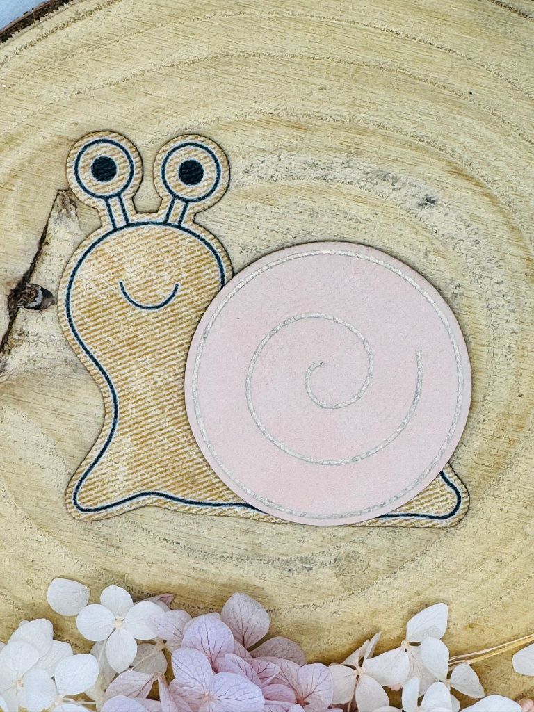 superweiches zweiteiliges Kunstlederlabel in Form einer Schnecke mit Gehäusefarbe zartrosa