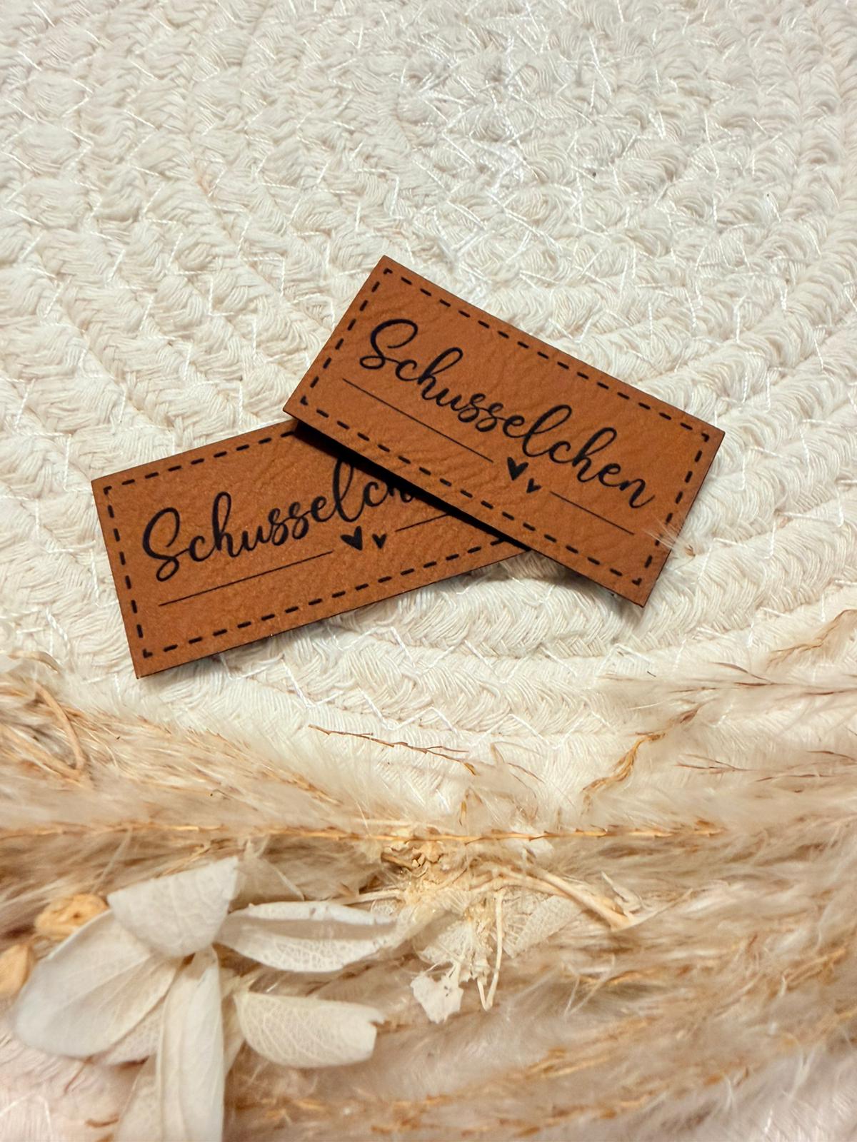 superweiches braunes Kunstlederlabel mit dem Spruch Schusselchen