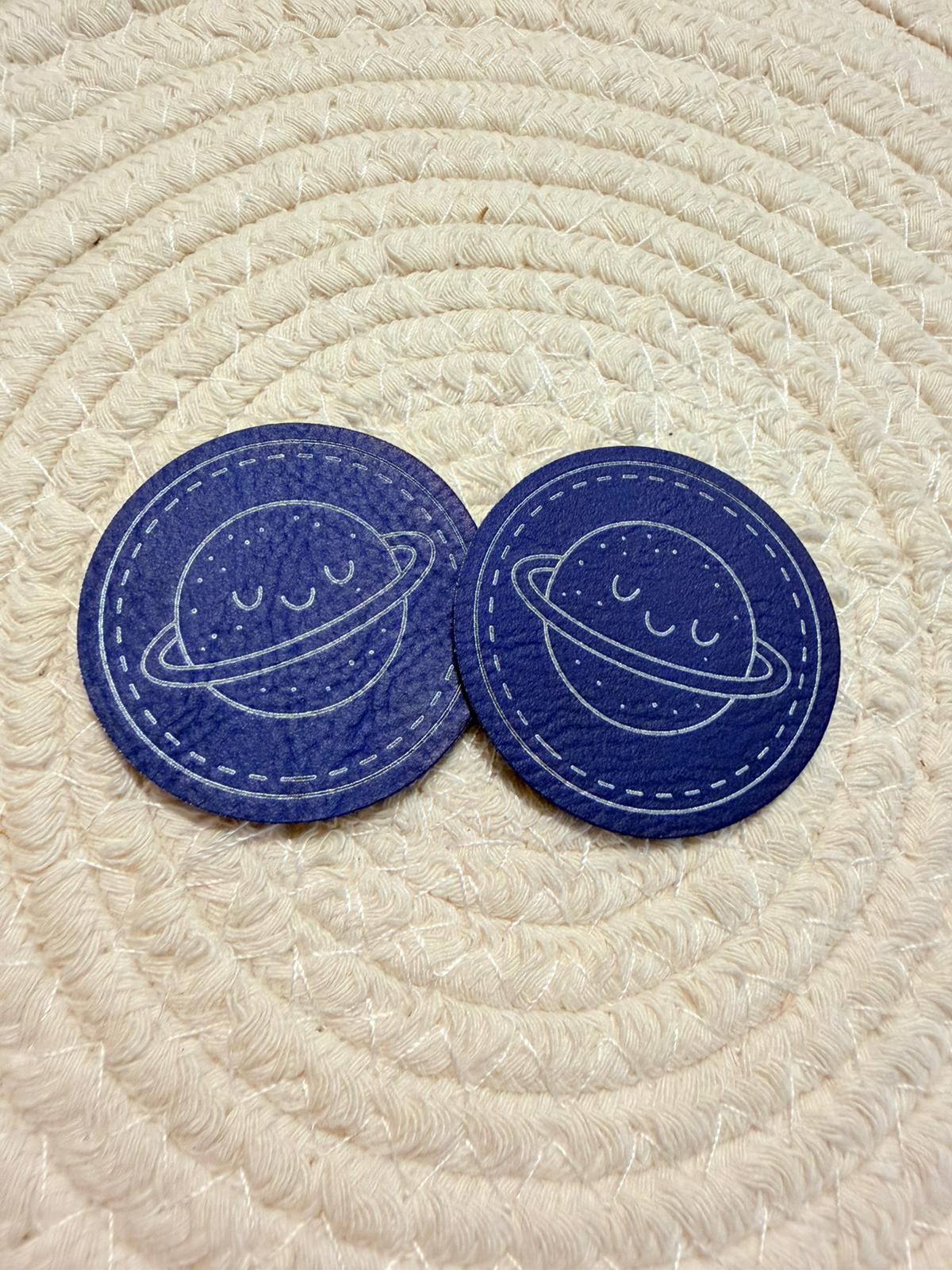 superweiches rundes blaues Kunstlederlabel mit unserer schönen Erde abgebildet