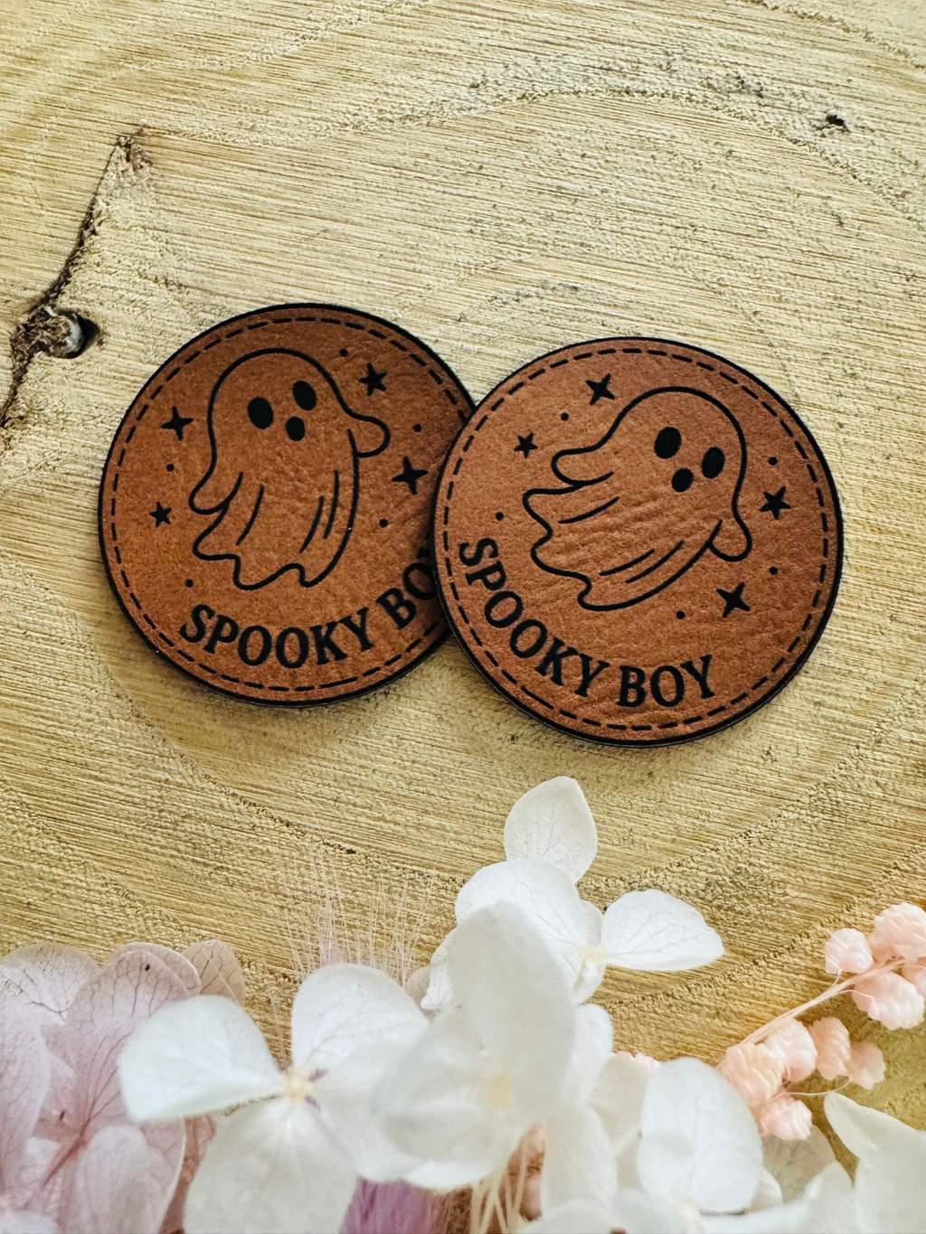 superweiches braunes Kunstlederlabel mit dem Spruch Spooky Boy und einem kleinen Geist abgebildet