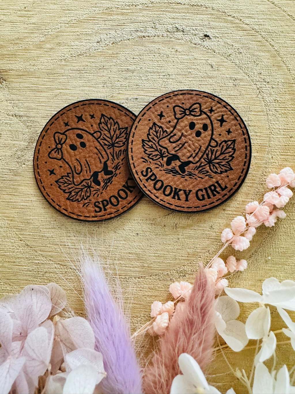 superweiches braunes Kunstlederlabel mit dem Spruch Spooky Girl und einem kleinen Geist mit Schleife