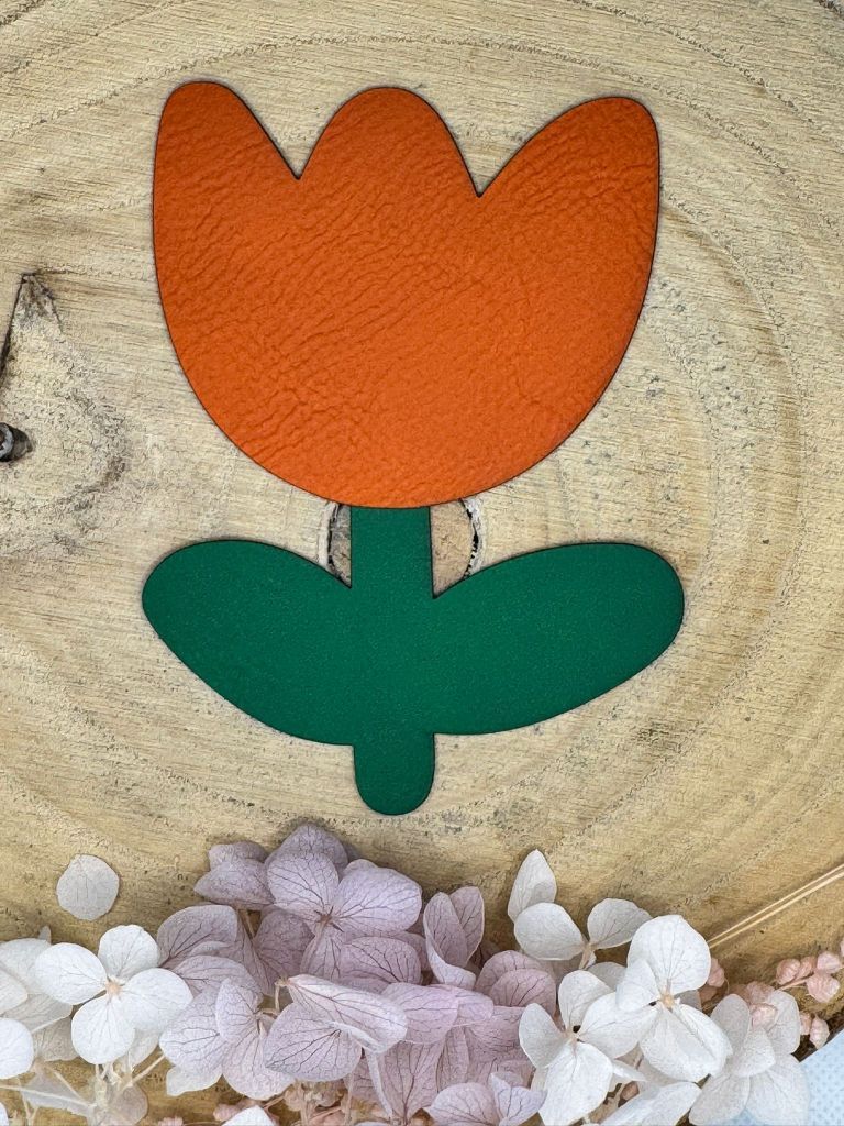 superweiches zweiteiliges Kunstlederlabel in Form einer Tulpe Stängel grün Blüte orange