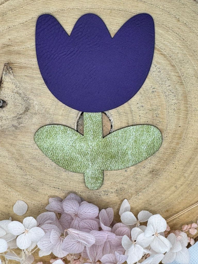 superweiches zweiteiliges Kunstlederlabel in Form einer Tulpe Stängel hellgrün Blüte blau