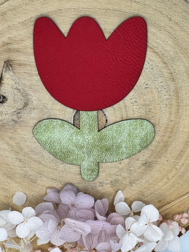 superweiches zweiteiliges Kunstlederlabel in Form einer Tulpe Stängel hellgrün Blüte dunkelrot