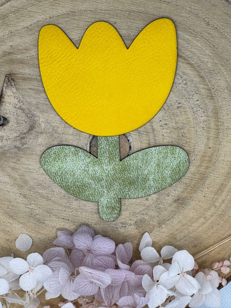 superweiches zweiteiliges Kunstlederlabel in Form einer Tulpe Stängel hellgrün Blüte gelb