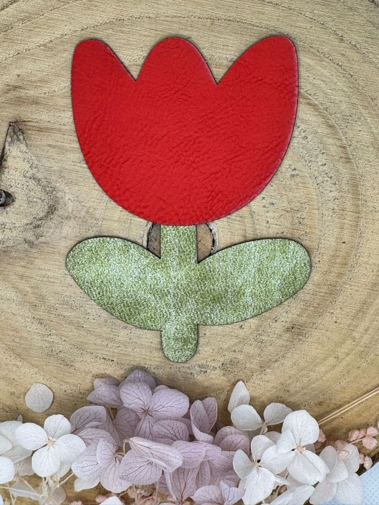 superweiches zweiteiliges Kunstlederlabel in Form einer Tulpe Sängel hellgrün Blüte hellrot