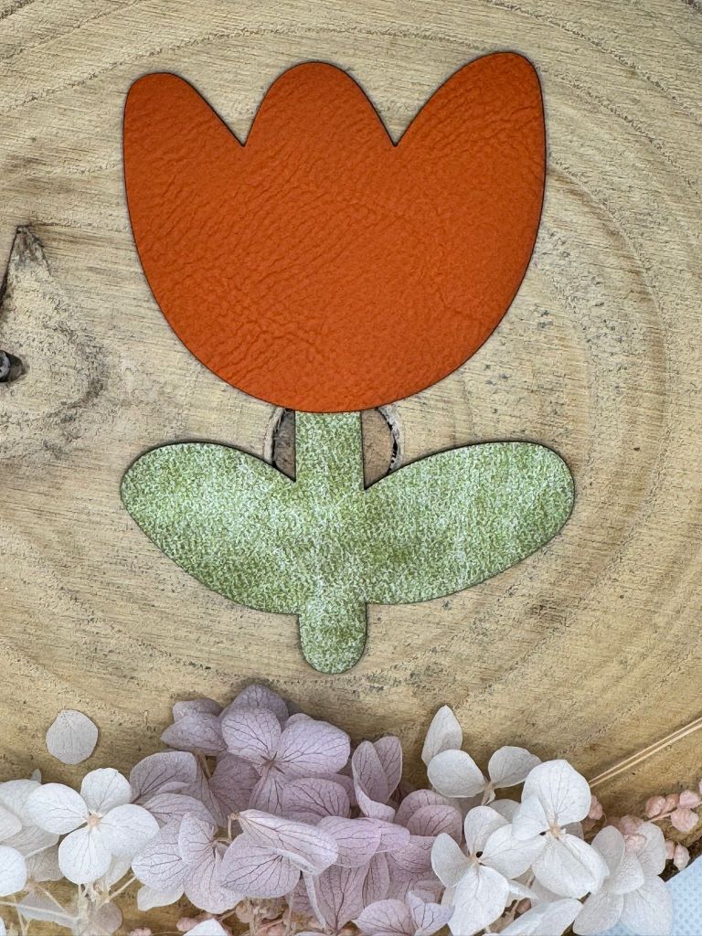 superweiches zweiteiliges Kunstlederlabel in Form einer Tulpe Stängel hellgrün Blüte orange