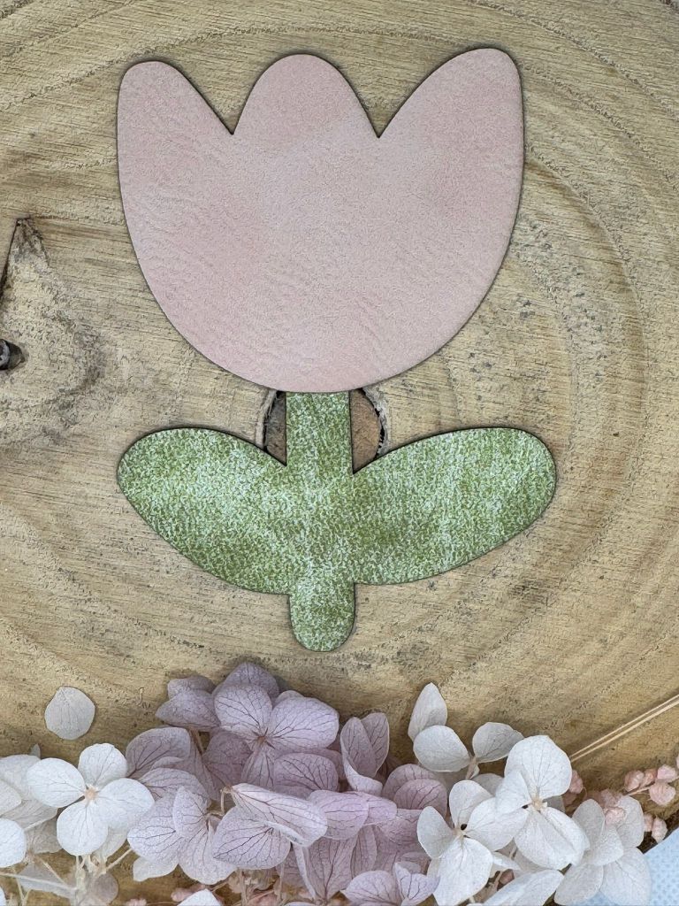 superweiches zweiteiliges Kunstlederlabel in Form einer Tulpe Stängel Hellgrün Blüte zartrosa