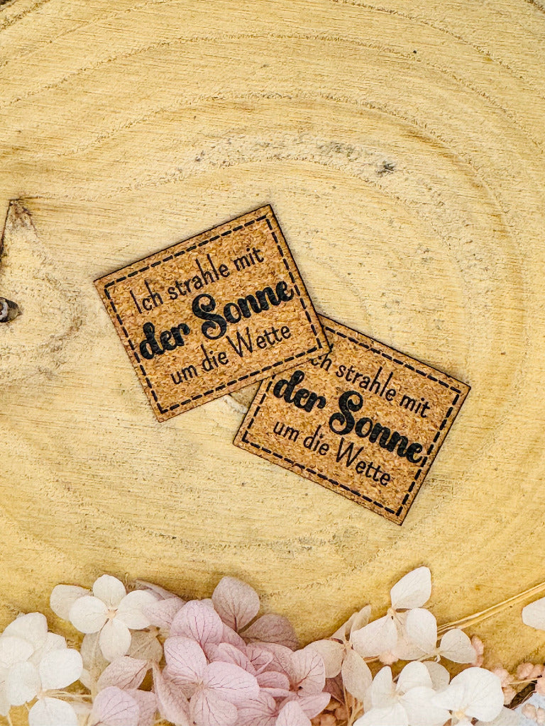 superweiches Kunstlederlabel mit dem Spruch ich strahle mit der Sonne um die Wette in korkoptik