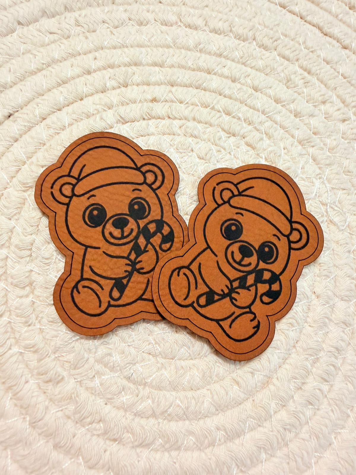 superweiches braunes Kontur Kunstlederlabel mit einem kleinen weihnachtlichen Zuckerstangen Bärchen