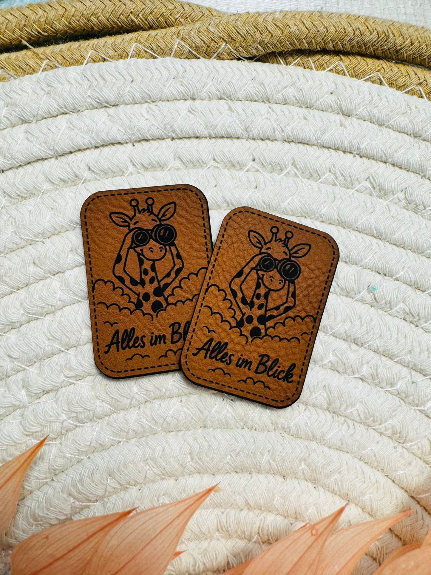 cooles neues superweiches Kunstlederlabel von den Bienenkindern mit dem Spruch Alles im Blick und einer coolen Giraffe mit Fernglas abgebildet