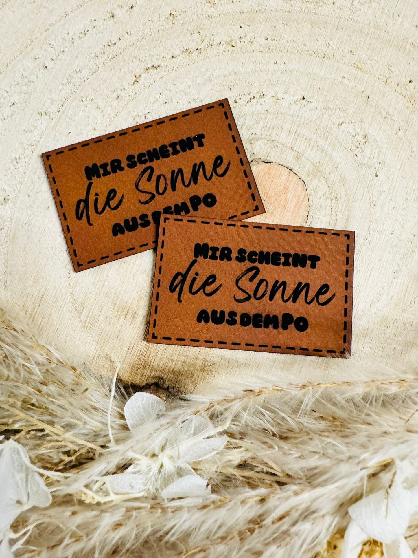 superweiches braunes Kunstlederlabel mit dem Spruch Mir scheint die Sonne aus dem Po