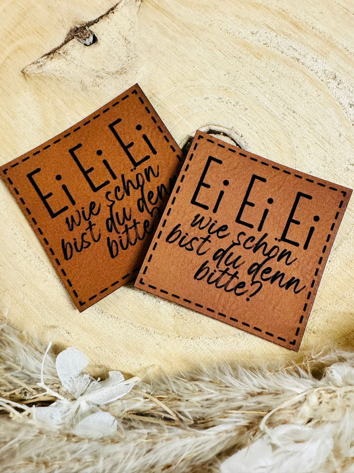 superweiches braunes Kunstlederlabel mit dem Spruch Ei Ei Ei wie schön bist du denn bitte Fragezeichen