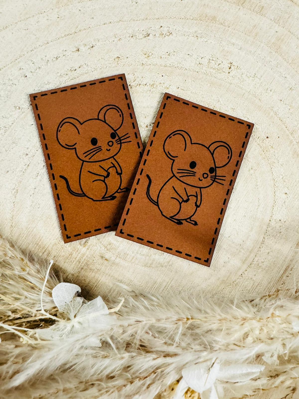 superweiches braunes Kunstlederlabel mit einer kleinen süssen Maus abgebildet