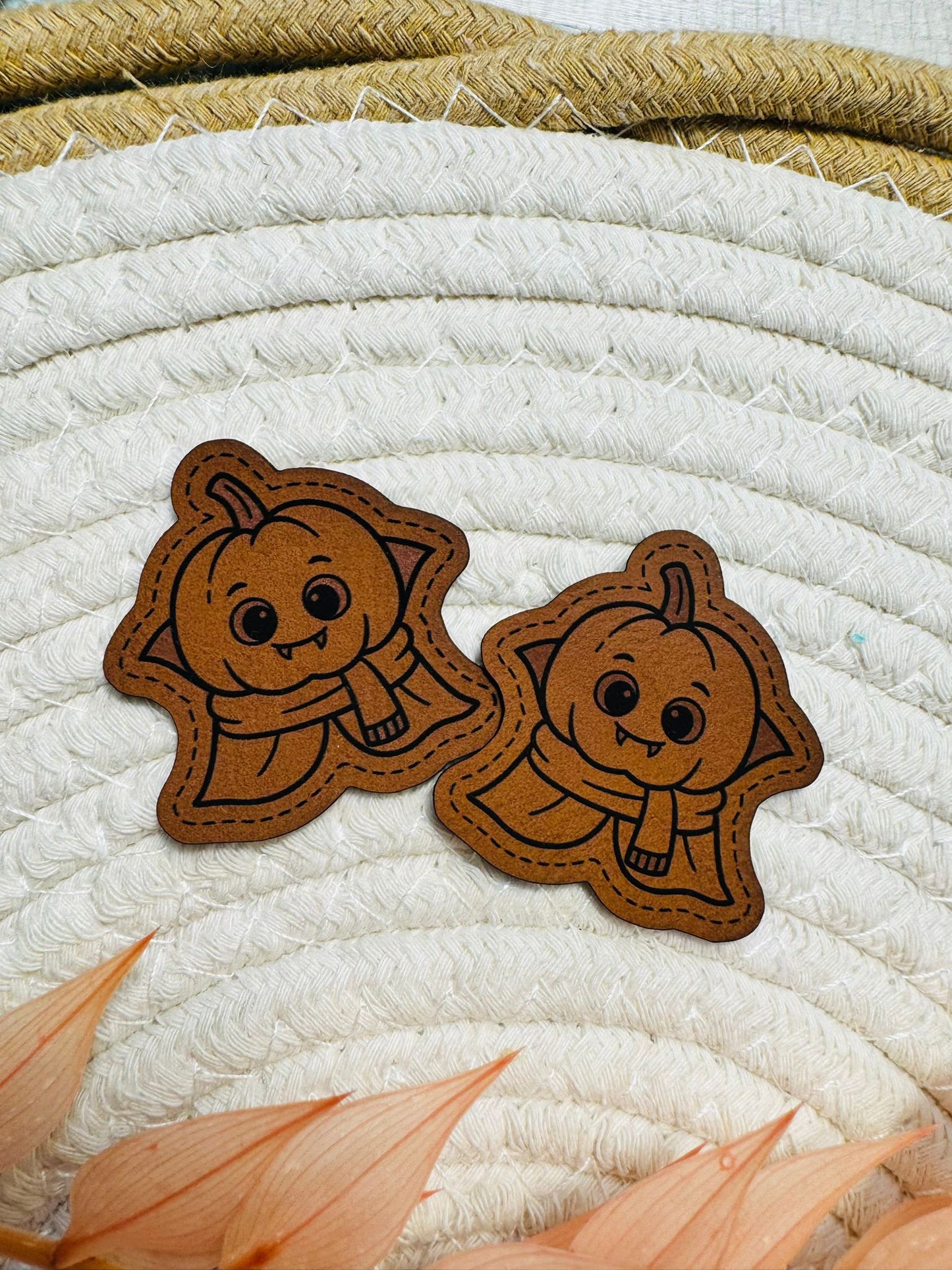 neues superweiches Kontur Kunstlederlabel mit einem kleinen herbstlich eingepacktem Kürbis