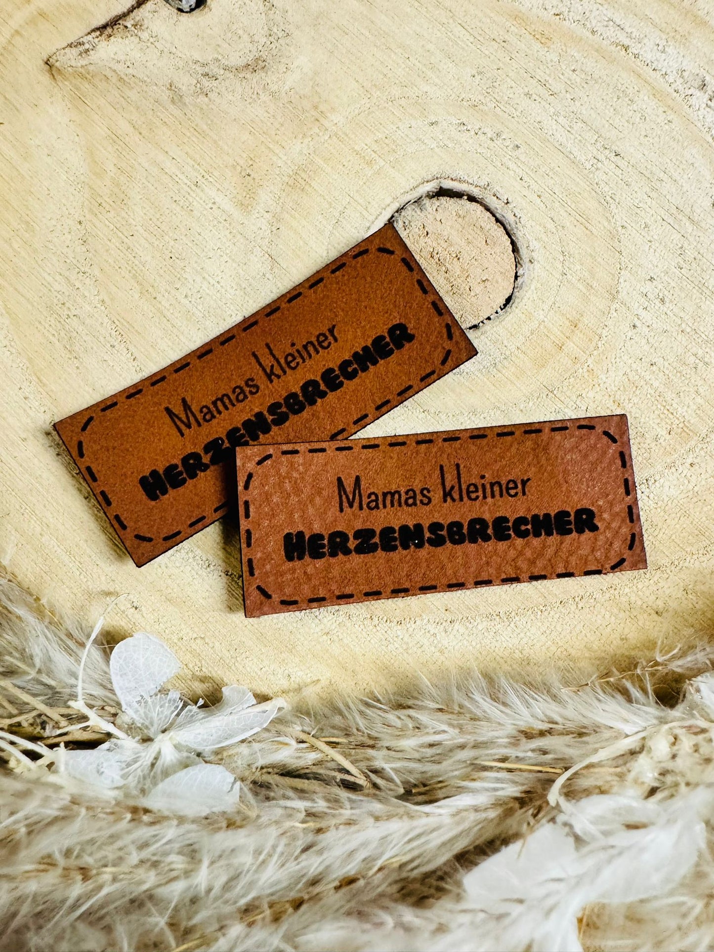 tolles braunes Kunstlederlabel mit dem Spruch Mamas kleiner Herzensbrecher