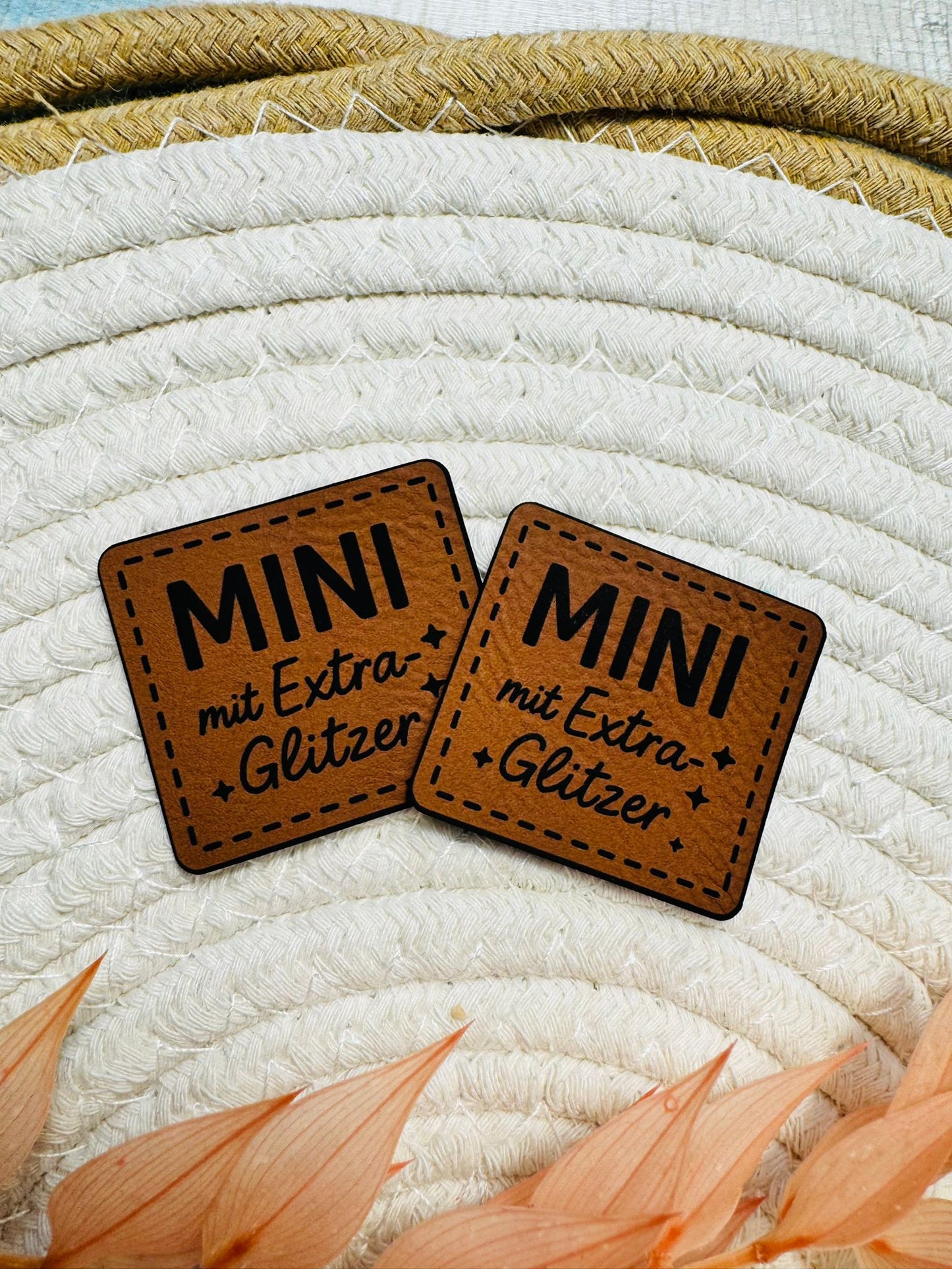 superweiches braunes Kunstlederlabel mit dem Spruch MINI mit Extra Glitzer