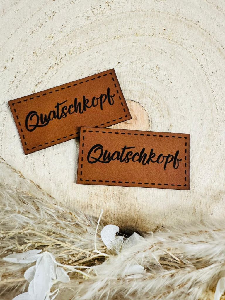 superweiches braunes Kunstlederlabel mit dem Spruch Quatschkopf in schwarzer Schrift