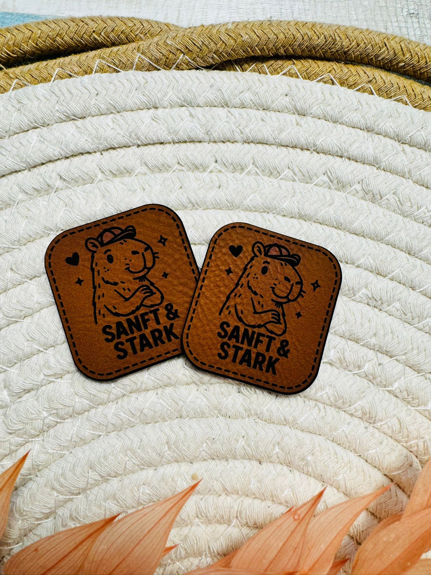 superweiches braunes Kunstlederlabel mit dem Spruch Sanft & Stark und einem kleinen Biber abgebildet
