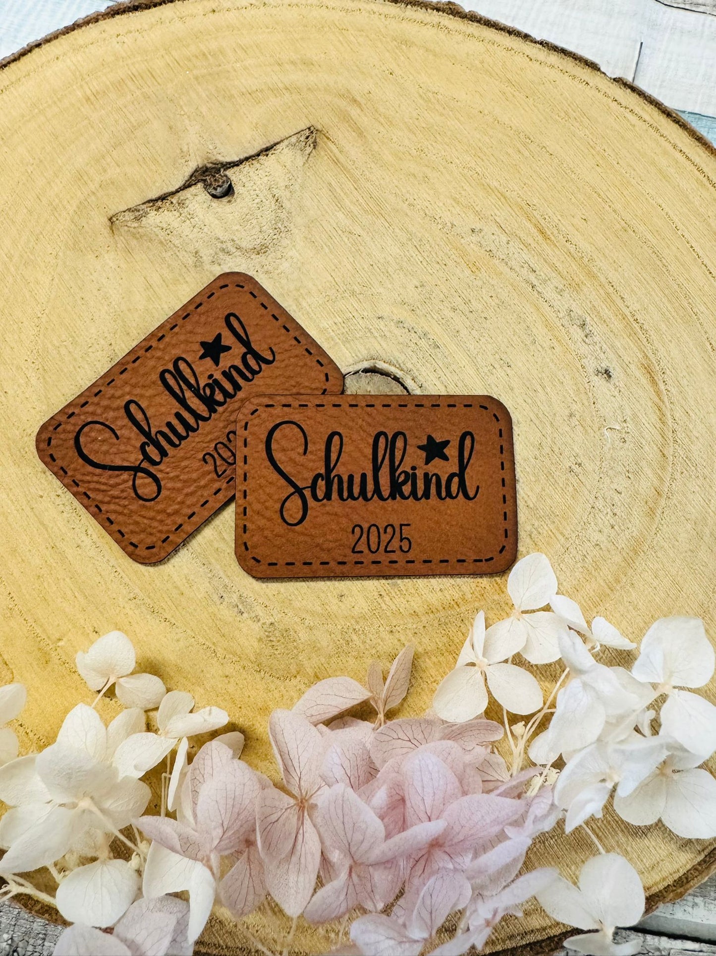 superweiches braunes Kunstlederlabel mit dem Spruch Schulkind 2025 und einem kleinen Stern