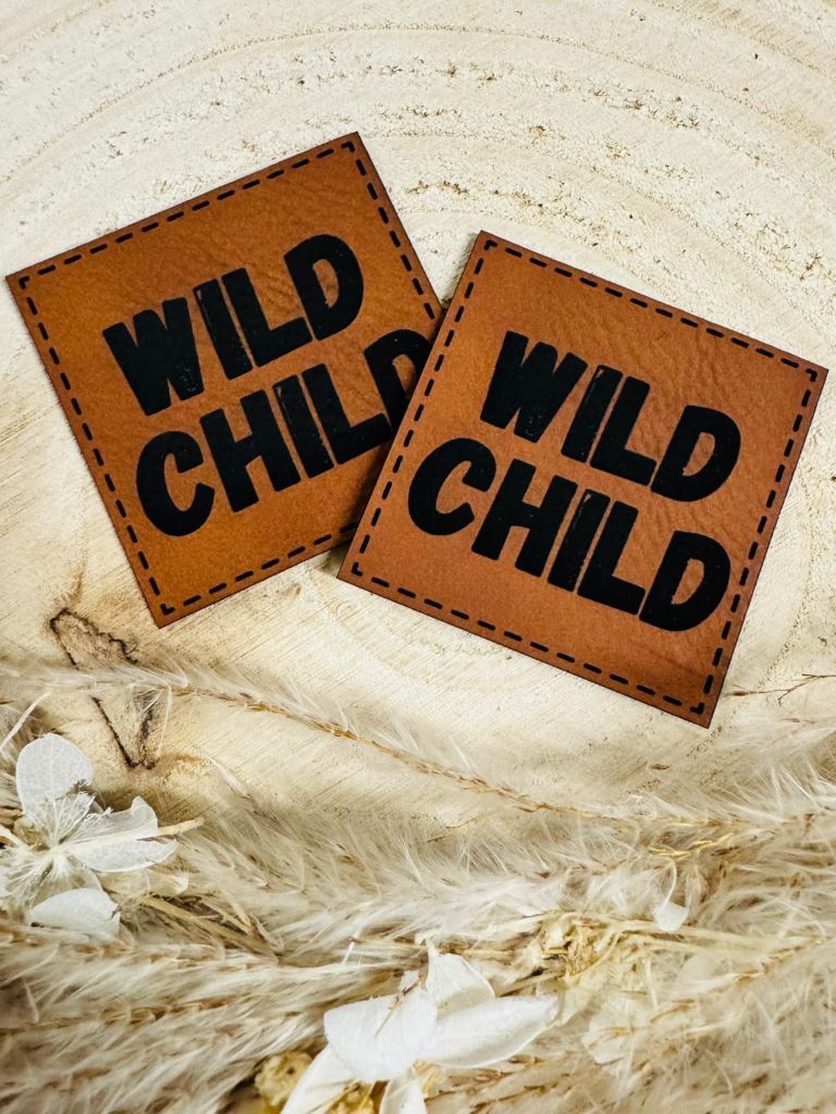 superweiches braunes Kunstlederlabel mit dem Spruch WILD CHILD in schwarzen Buchstaben