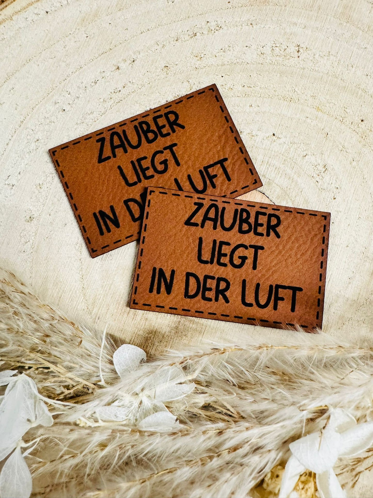 superweiches braunes Kunstlederlabel mit dem Spruch Zauber liegt in der Luft
