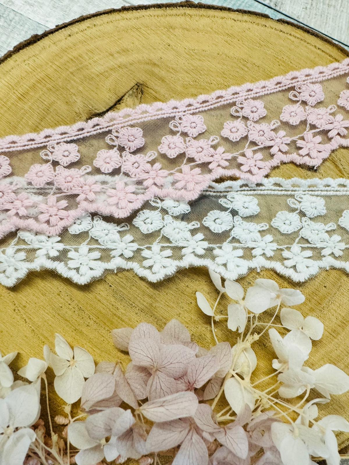 zauberhafte bestickte Spitze mit durchgehenden Blumenmuster in den Farben weiss und rosa