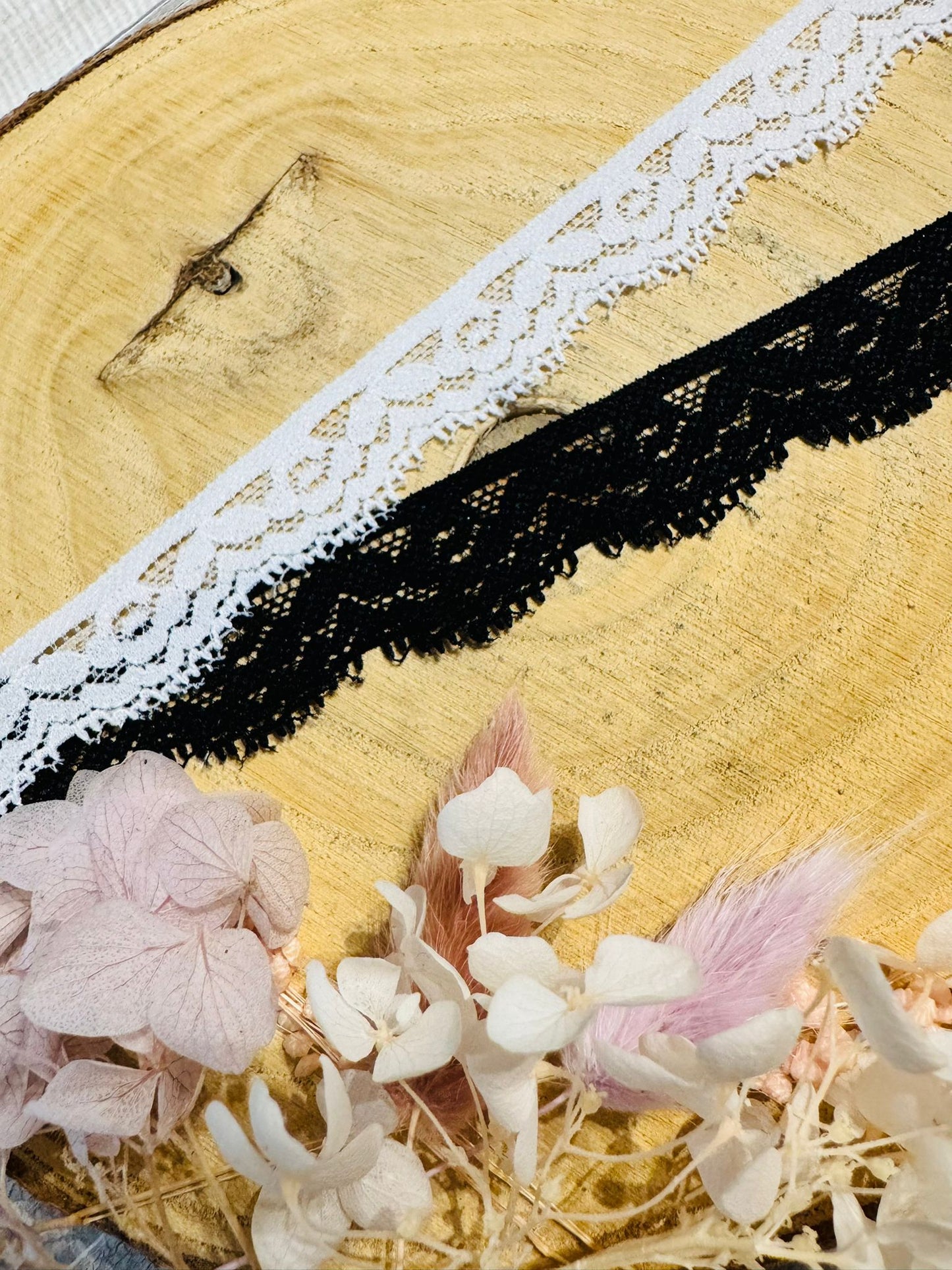 elastische Baumwoll Spitze mit einem durchgehenden Blumenmuster in den Farbtönen weiss und schwarz
