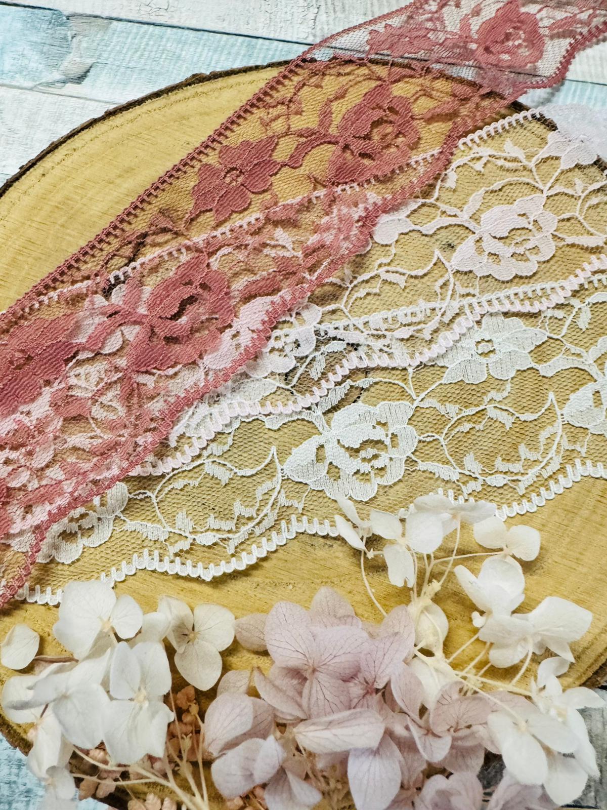 zauberhafte Spitze aus Nylon mit durchgehenden Blumenmuster in den Farben Altrosa Rosa und Beige