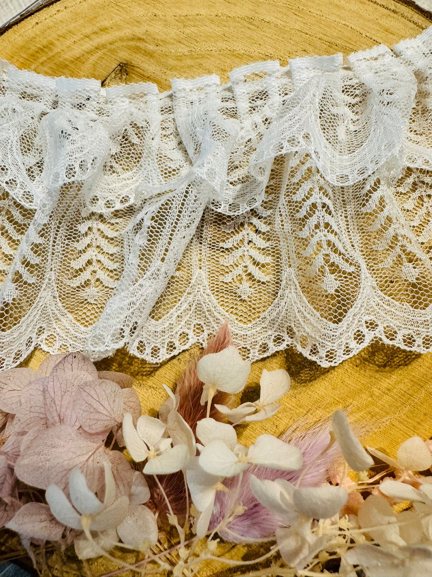 Baumwoll Rüschen Spitze mit durchgehenden Blumenmuster in weiss