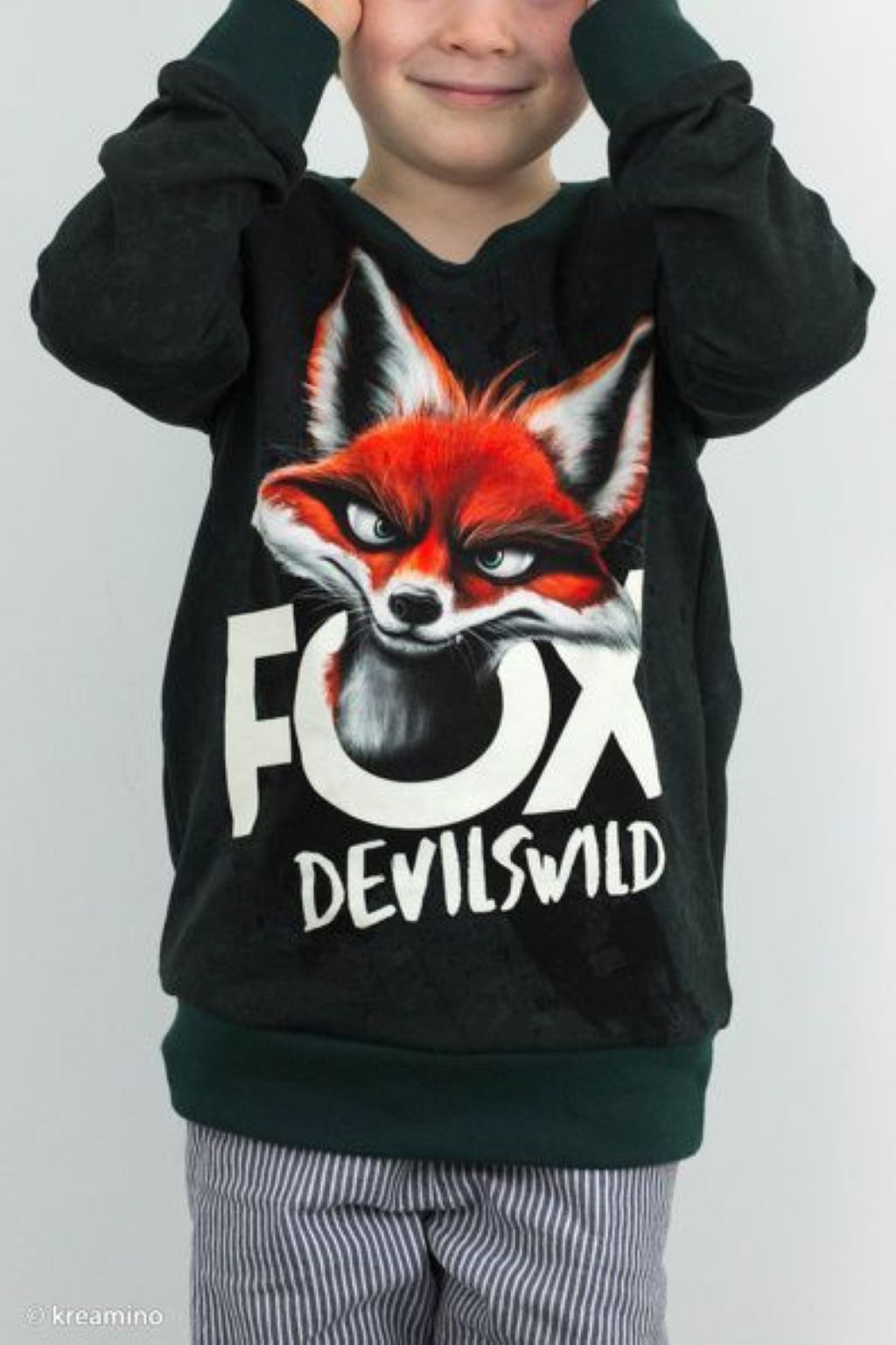 Stoff Motiv Fox Devilswild auf einem Pullover abgebildet