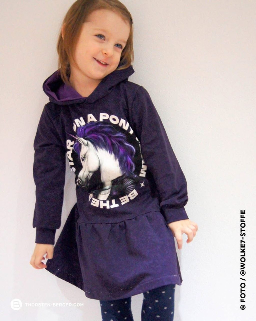 Beispielfoto mit dem Sweat Stoff Motiv be the Rockstar in Lila