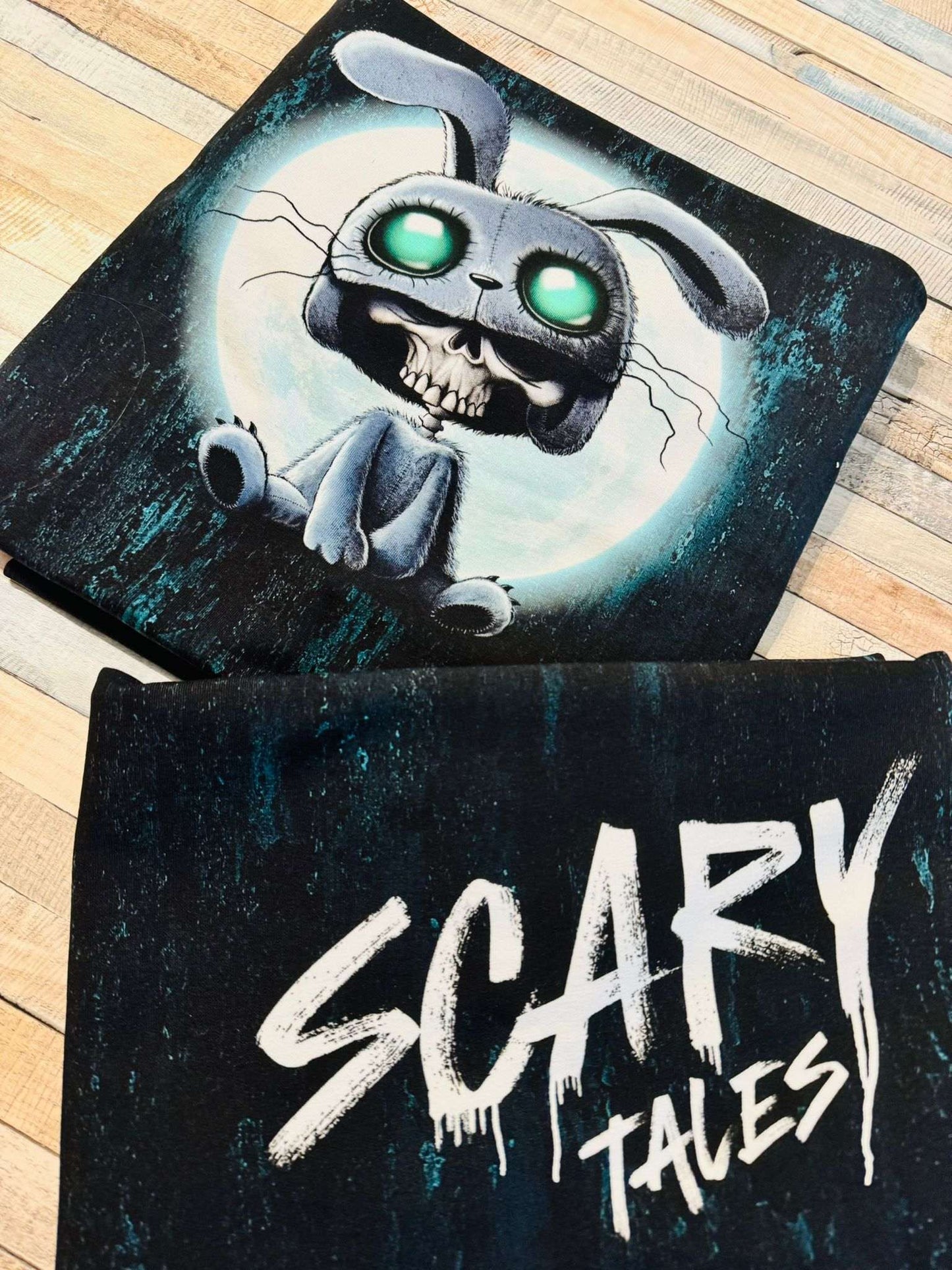 schöner Sweat Stoff mit einem kleinen Halloween Hasen und dem Spruch Scarlett Tales