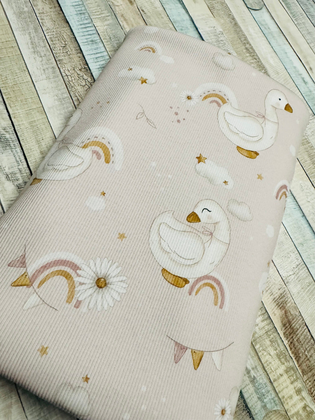 exclusiver Vorbestellungs Stoff in Beige in verschiedenen Stoffarten mit wunderschönen Schwan Motiven umrahmt von Wolken Regenbögen und kleinen Sternen