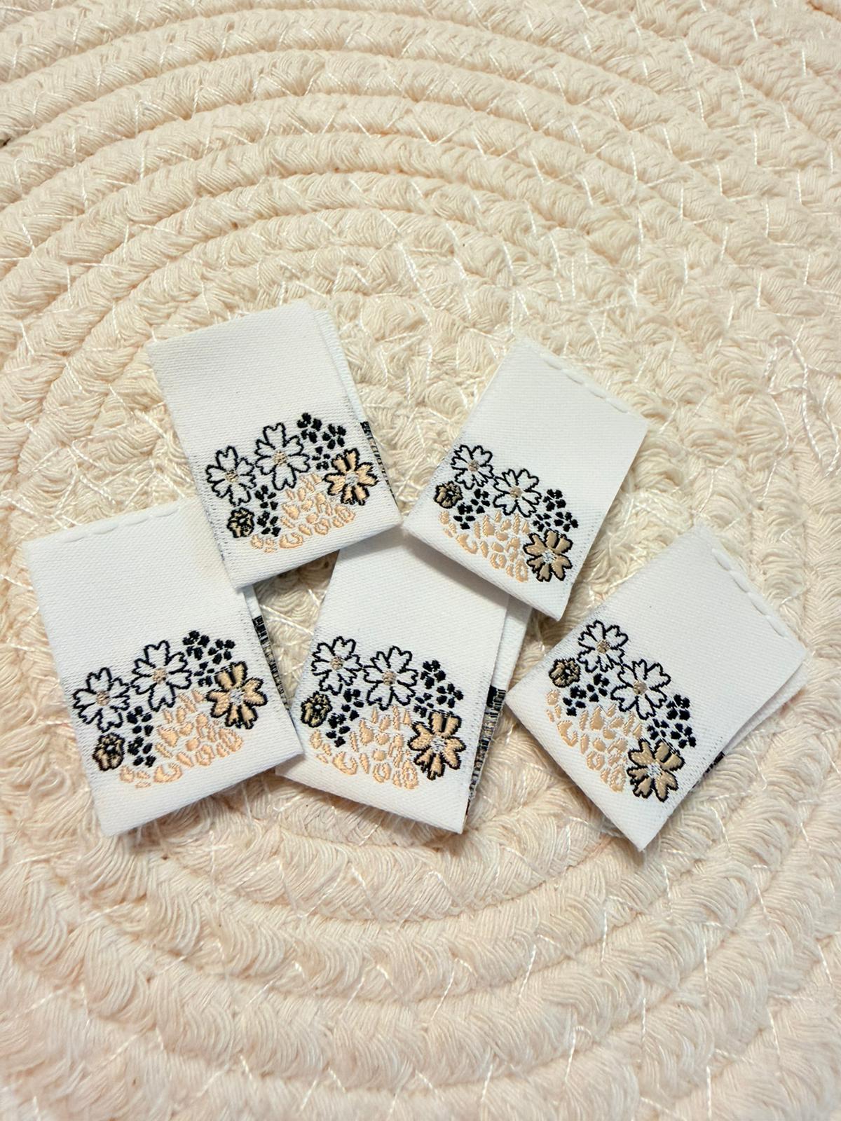 schönes Klapp Weblabel it Blumenmotiven in schwarz goldenen Dekoren