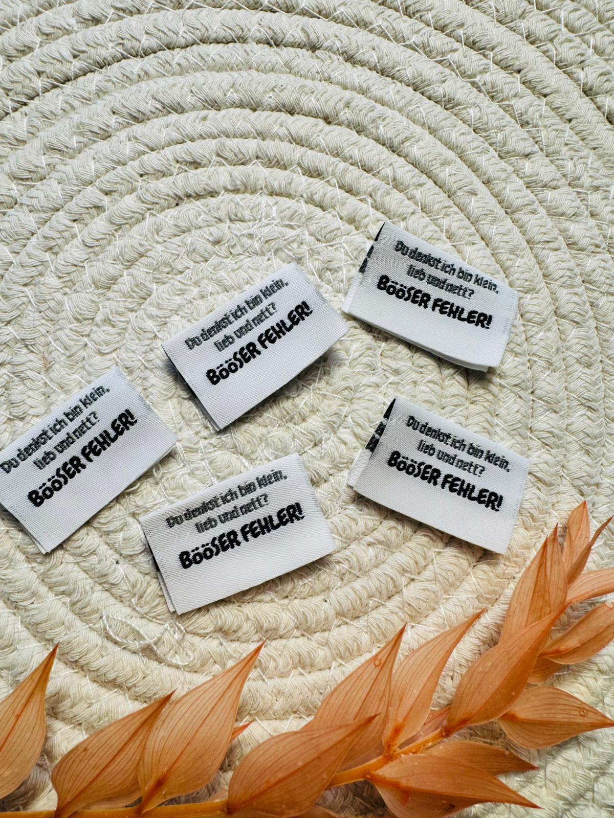tolles Baumwoll Klapp Weblabel mit dem Spruch Du denkst ich bin klein, lieb und nett? Bööser Fehler!