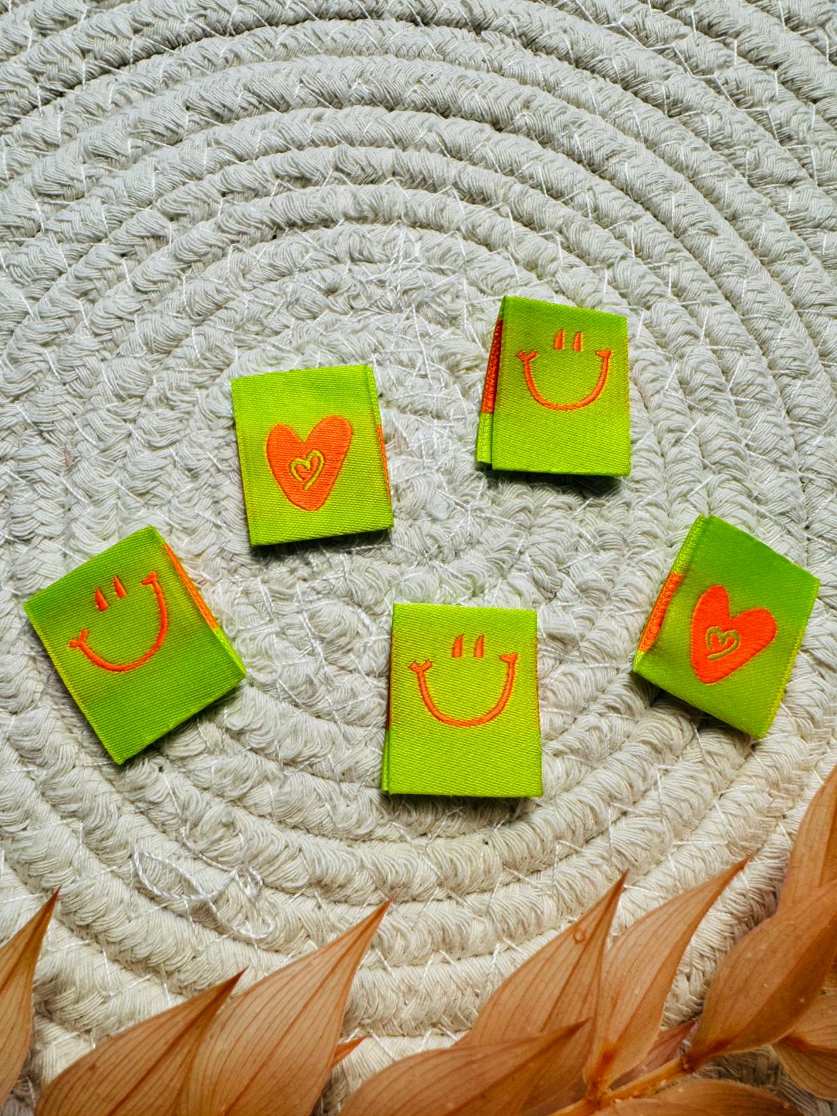 tolles Baumwoll Klapp Label mit dem Motiv Smiley with Herz grün