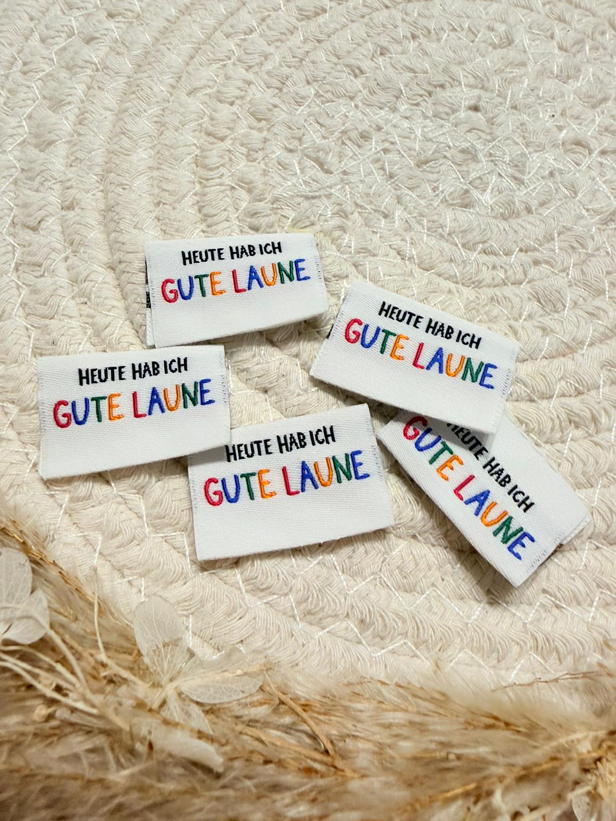 tolles weisses Weblabel von den Bienenkinder mit dem Spruch Heut hab ich gute Laune in bunten Buchstaben