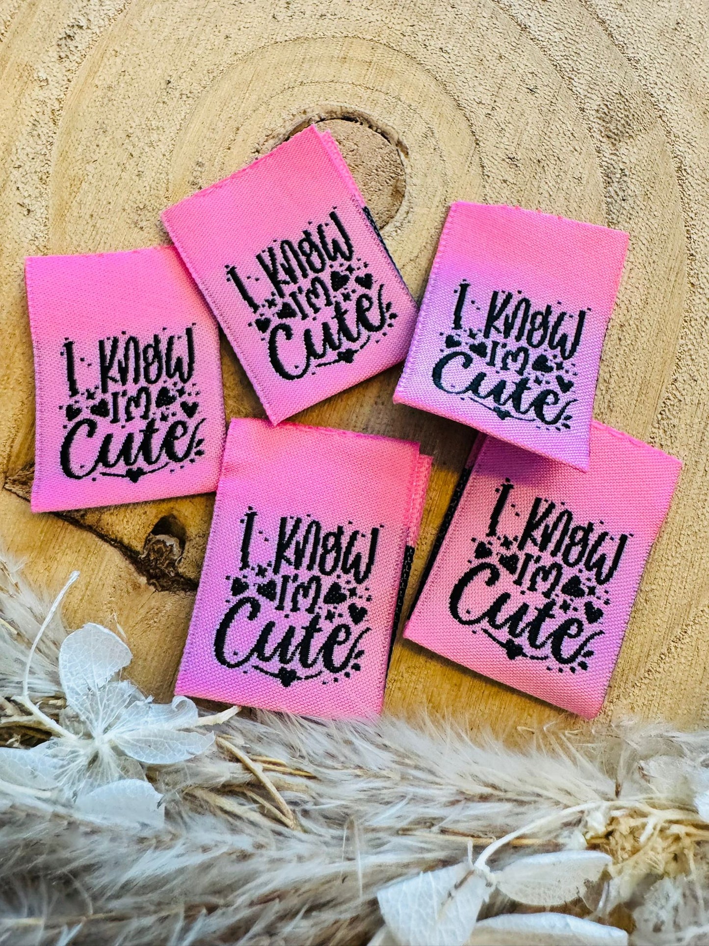 tolles Weblabel mit dem Spruch I know iam Cute in rosa
