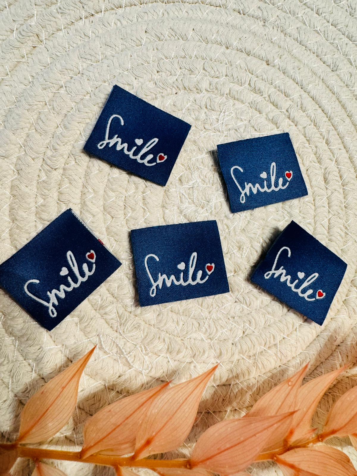 tolles Baumwoll Klapp Label mit dem Spruch Smile with Herz dunkelblau